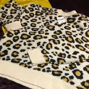 Super soft Leopard Sweeter. Plus size.